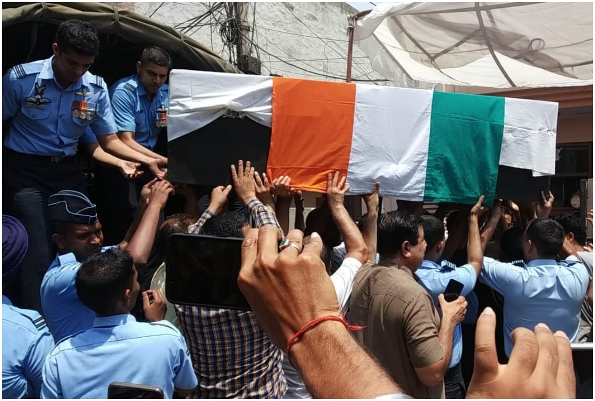 AN 32 crash martyr flight lieutenant Rajesh Thapa mortal remain brought faridabad last rites perform