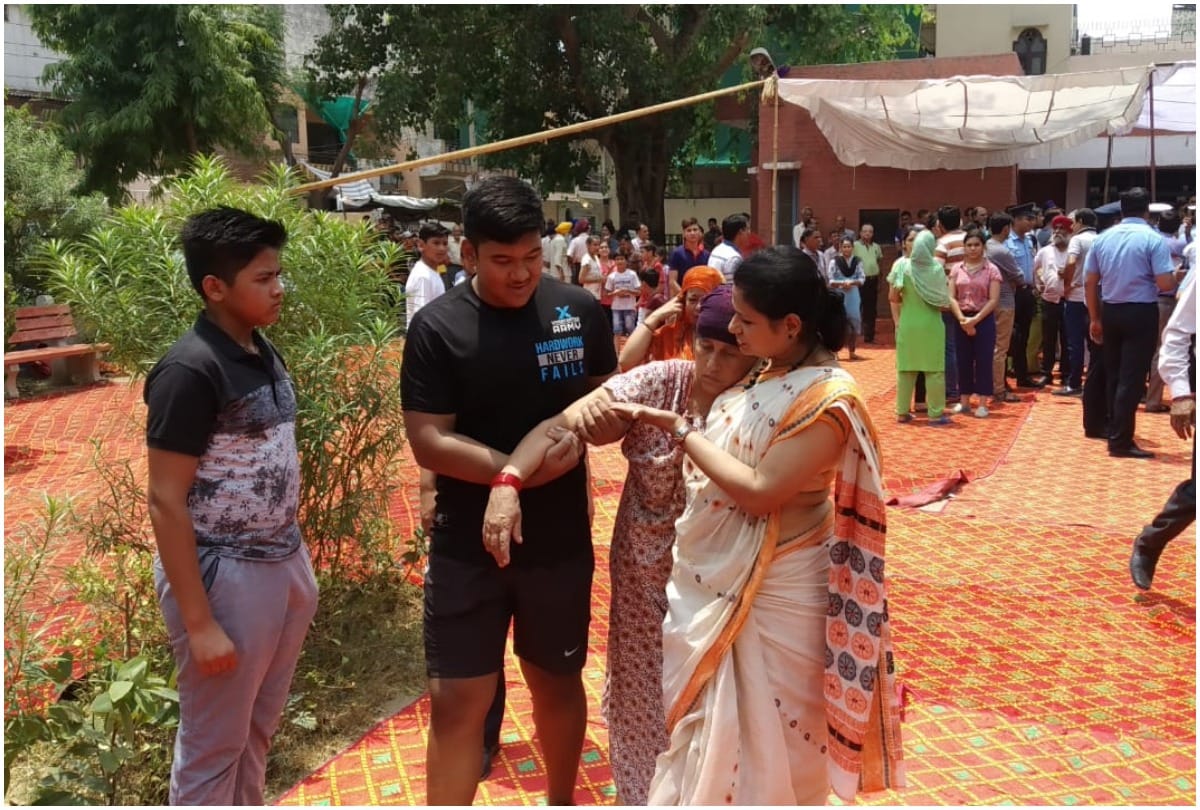 AN 32 crash martyr flight lieutenant Rajesh Thapa mortal remain brought faridabad last rites perform