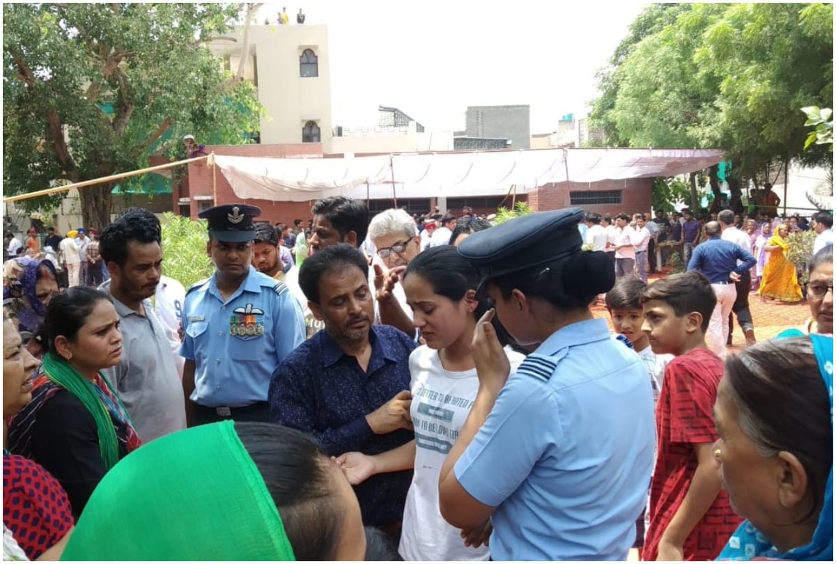 AN 32 crash martyr flight lieutenant Rajesh Thapa mortal remain brought faridabad last rites perform