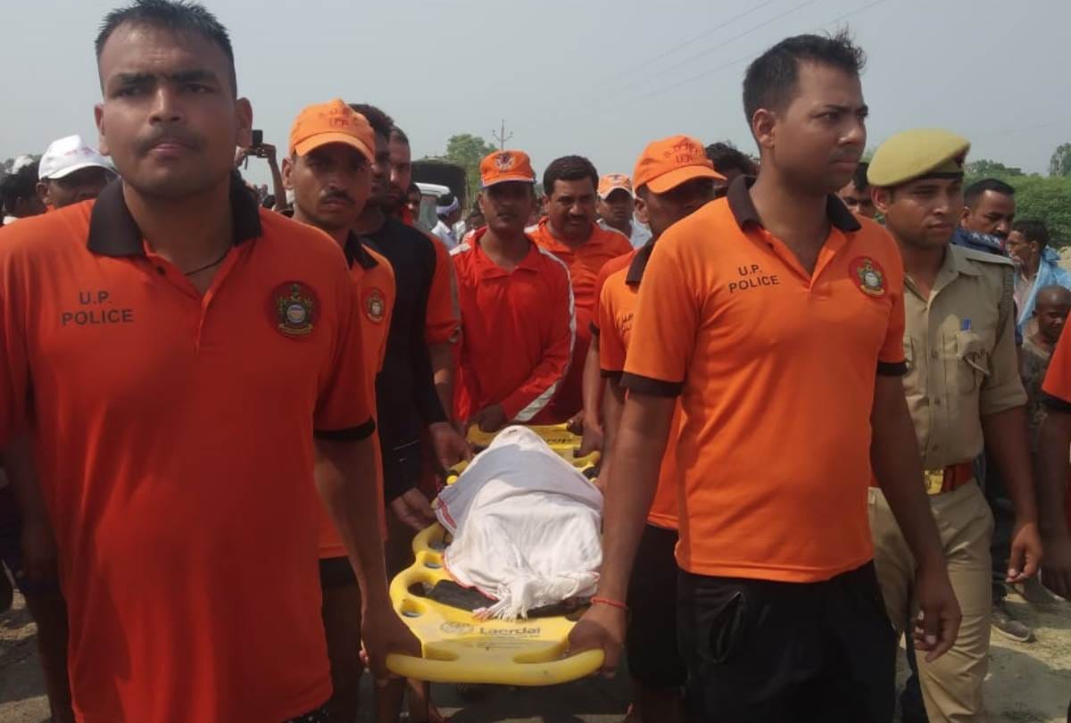 More than half of a dozen people immersed in canal
