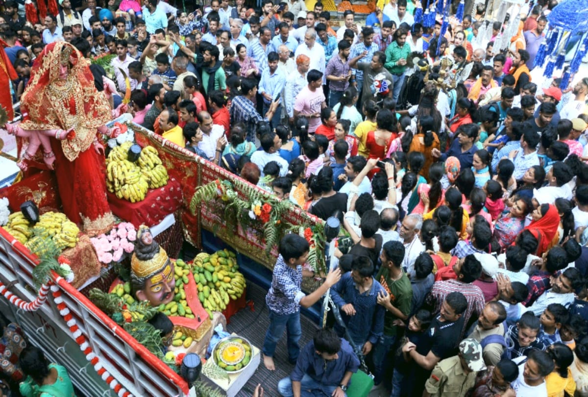 maa Shoolini Fair Begins with Shobha Yatra in solan and traffic jam in highway