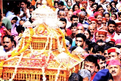 maa Shoolini Fair Begins with Shobha Yatra in solan and traffic jam in highway