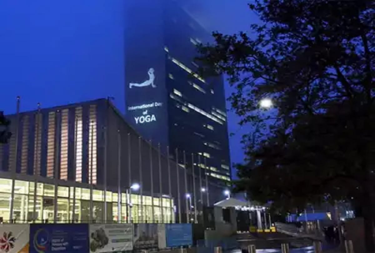 United Nations headquarters building Dress up with photographs of Yogasana 