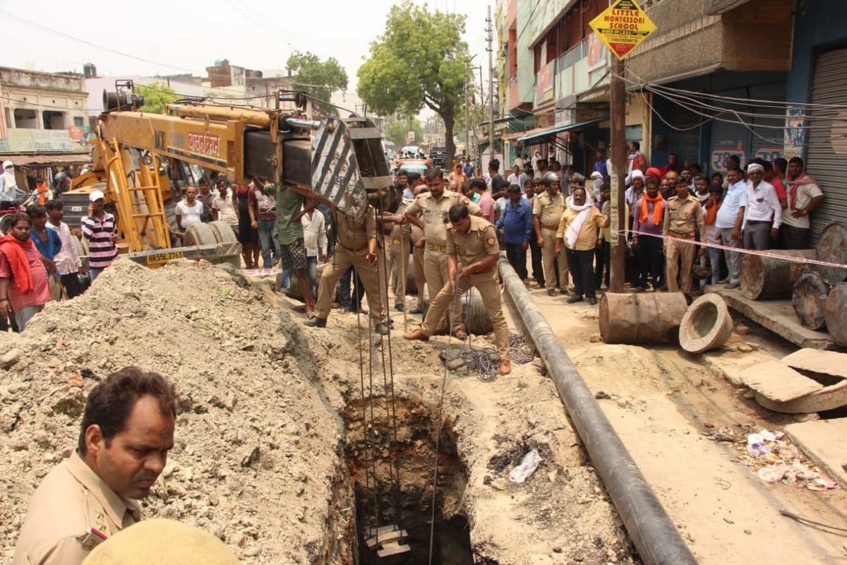 Gail gas pipeline work dig 2 labor rescued by police in varanasi