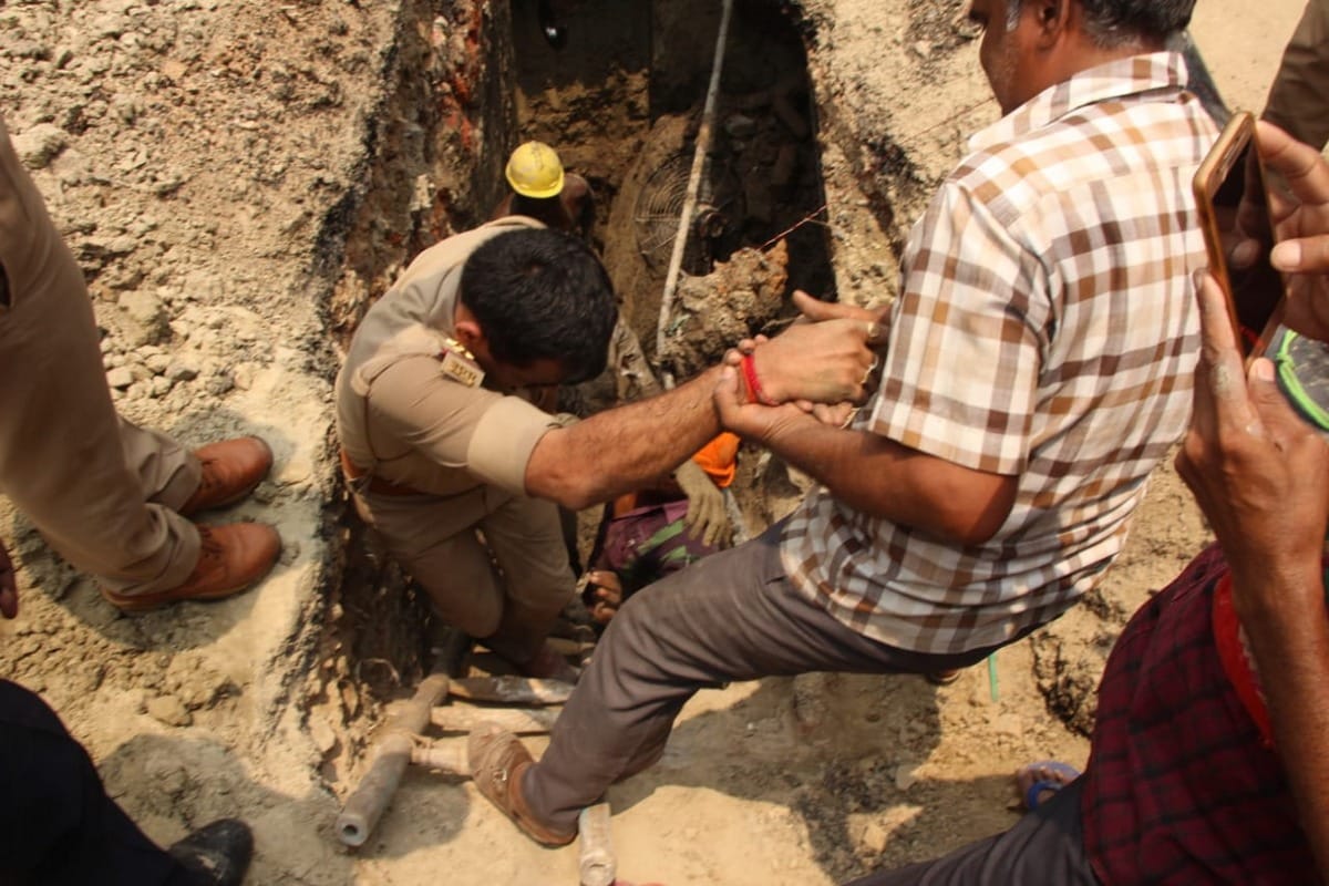 Gail gas pipeline work dig 2 labor rescued by police in varanasi