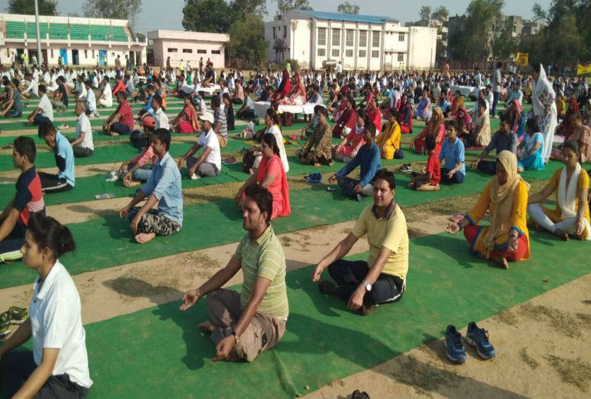 अंतरराष्ट्रीय योग दिवस : जल-थल में योग का अभ्यास
