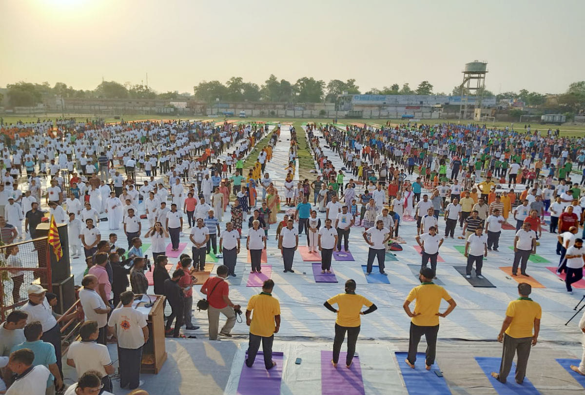 people performed yoga in agra on world yoga day 2019