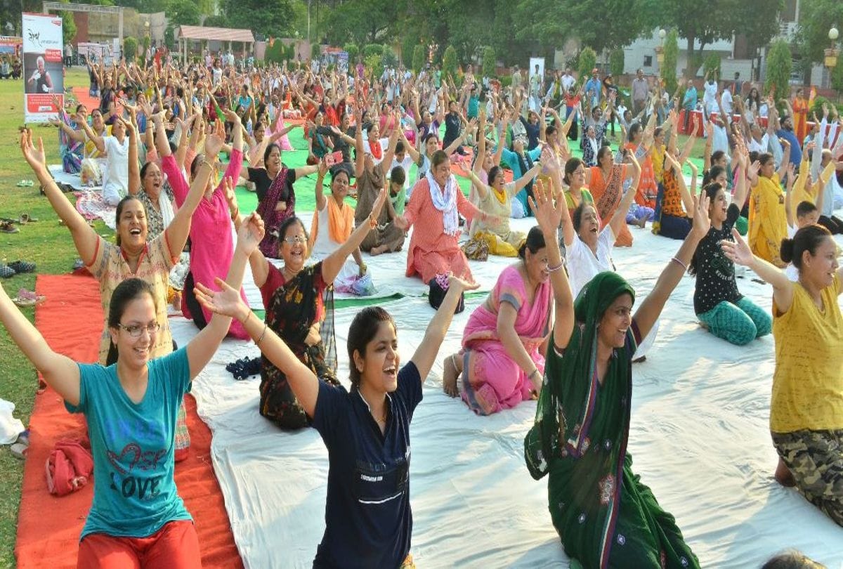 people performed yoga in agra on world yoga day 2019