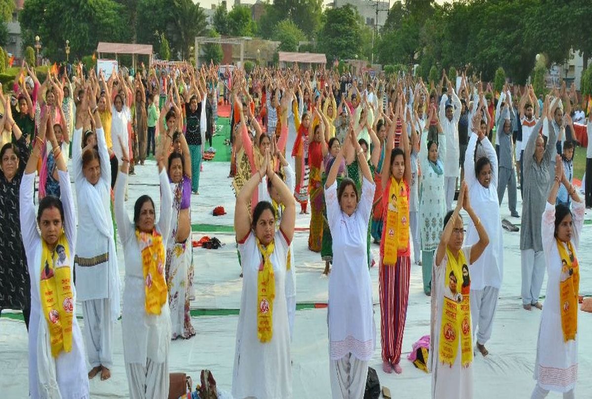people performed yoga in agra on world yoga day 2019