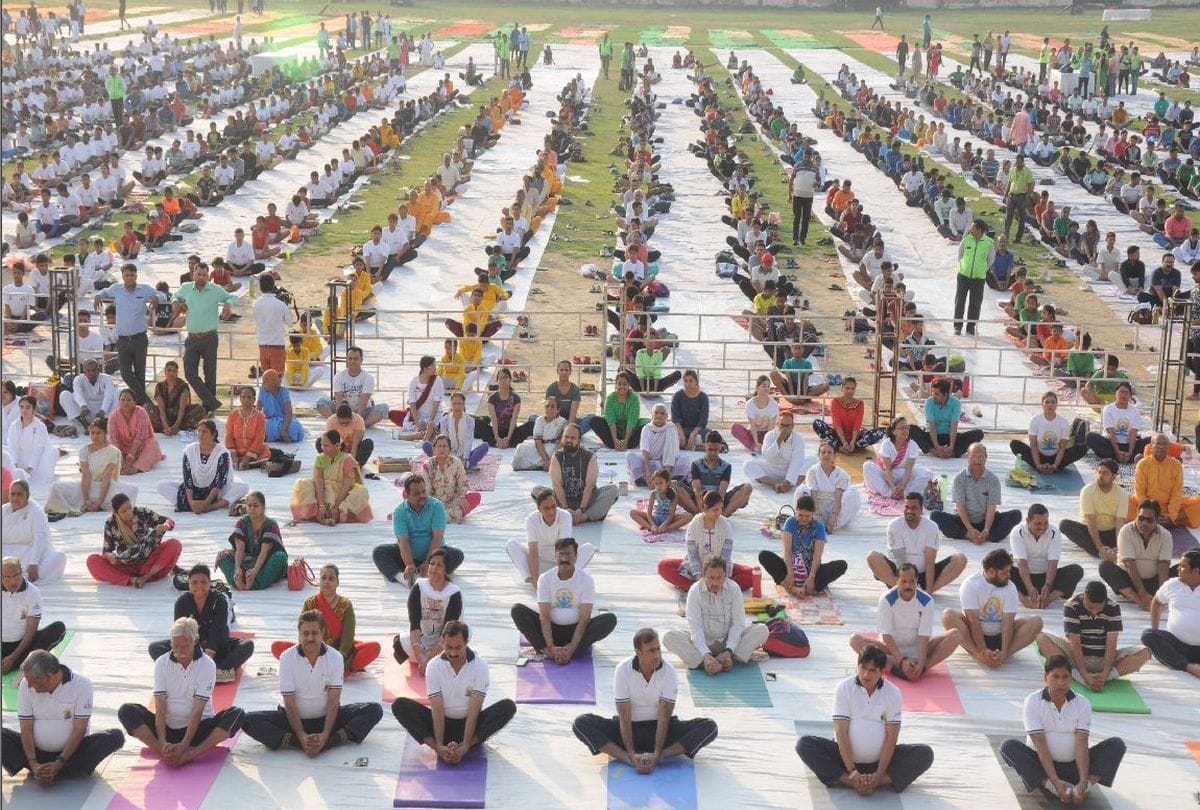 people performed yoga in agra on world yoga day 2019