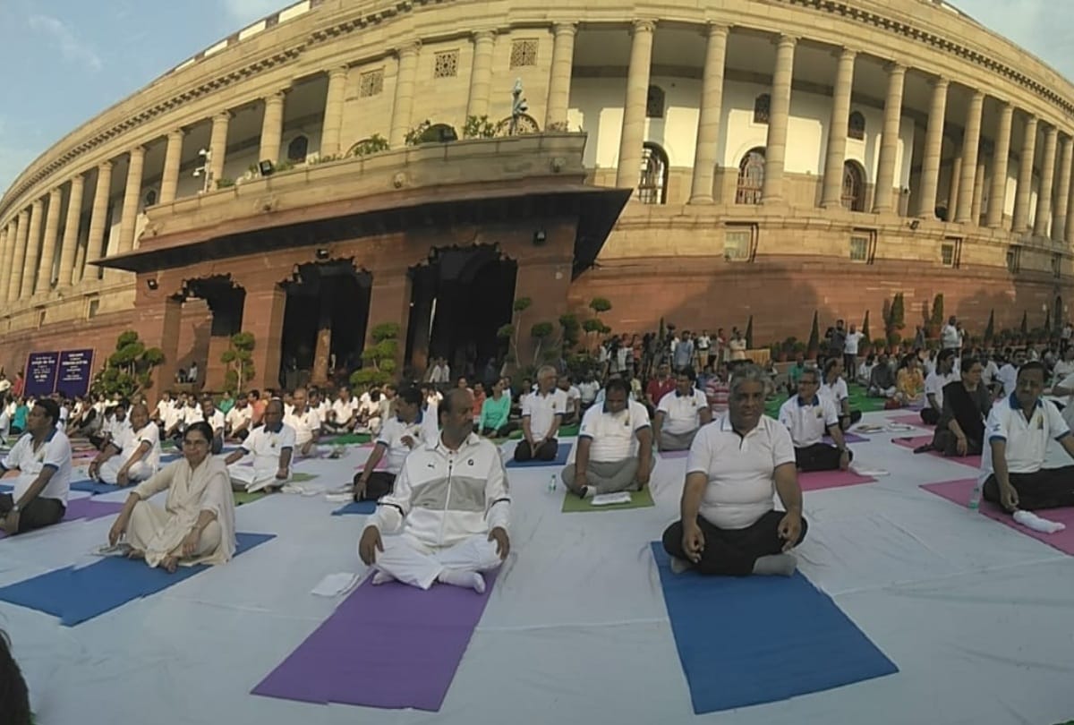 International Yoga Day 2019 see photos smriti irani modi rajnath singh gambhir others doing yoga