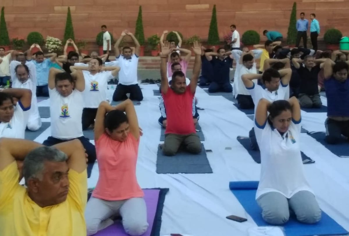International Yoga Day 2019 see photos smriti irani modi rajnath singh gambhir others doing yoga