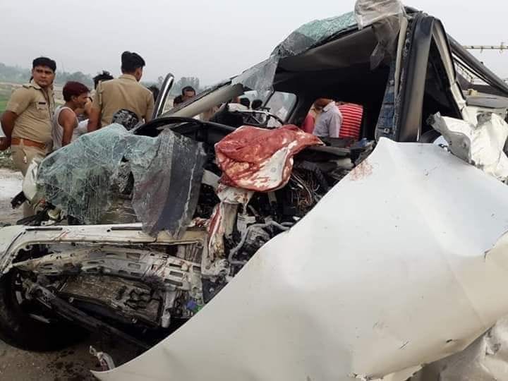 Four death including two brothers after colapse car with pol.