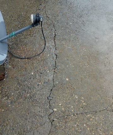 The ground, the wall of the house, the crack in the courtyard due to mining