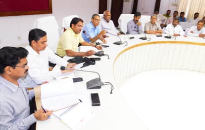 अयोध्या-दीपोत्सव की तैयारी को लेकर आयोजित बैठक में मौजूद मंडलायुक्त,जिलाधिकारी,सांसद,विधायकगण,