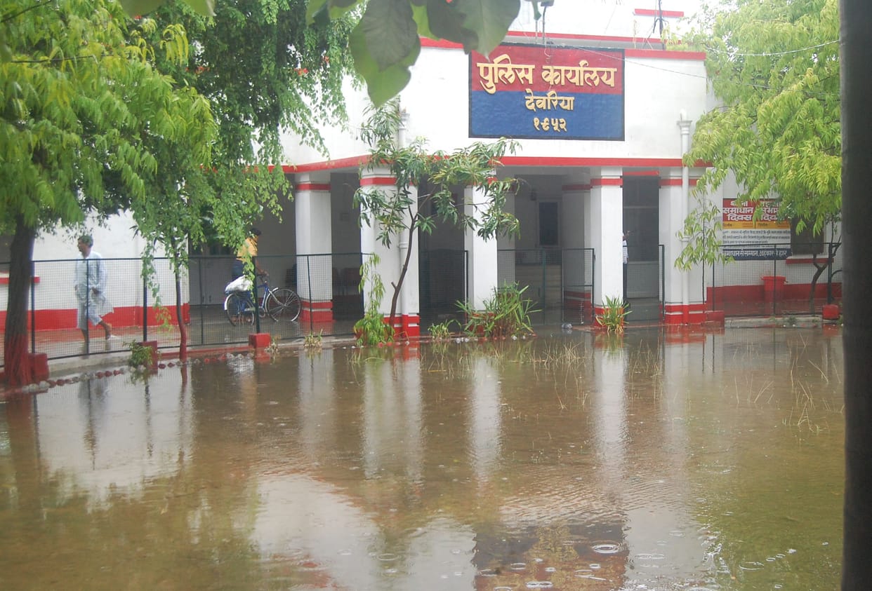 पहली बारिश में दफ्तरों-दुकानों में घुसा पानी