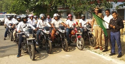 झंडी दिखाकर बाइक रैली रवाना करते एआरटीओ प्रशासन मोहम्मद हसीब।