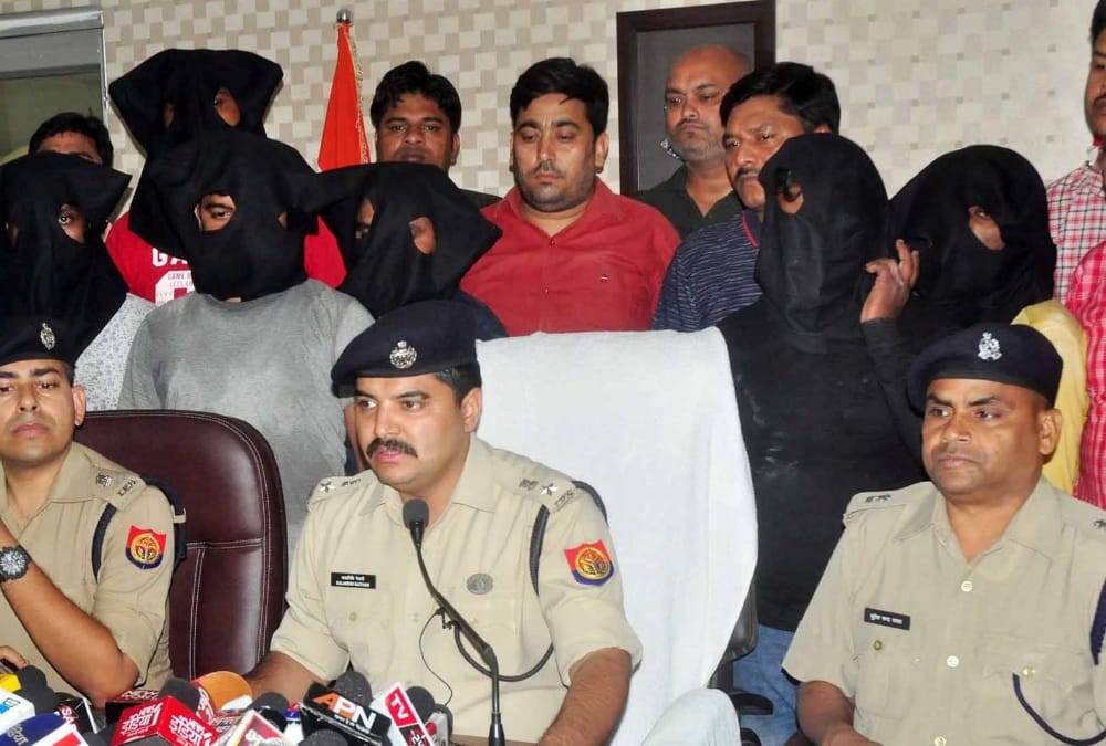 six criminals arrested for loot by krishna nagar police.