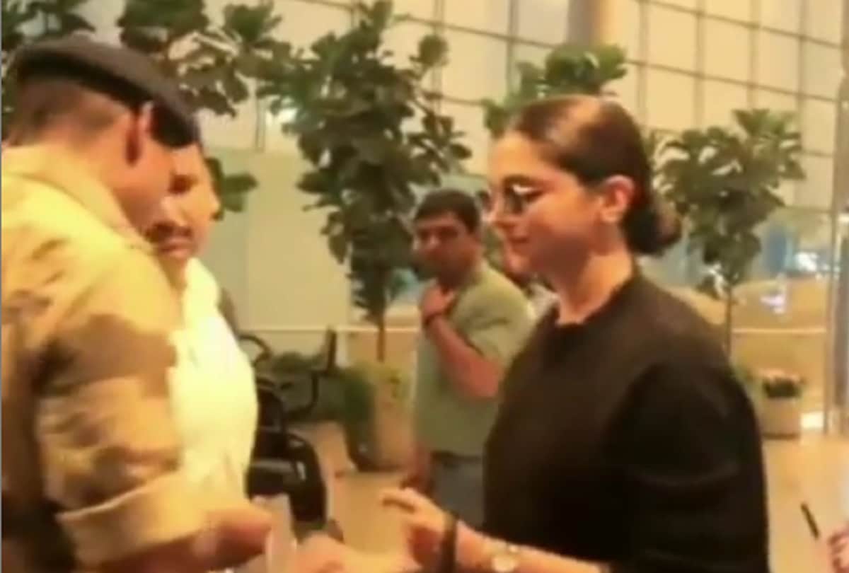 Deepika padukone invites Photographer to sit with her video goes viral