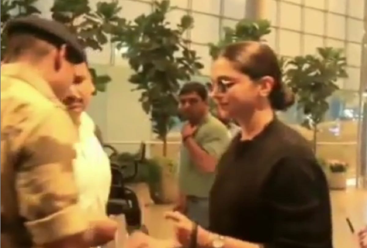 Deepika padukone invites Photographer to sit with her video goes viral
