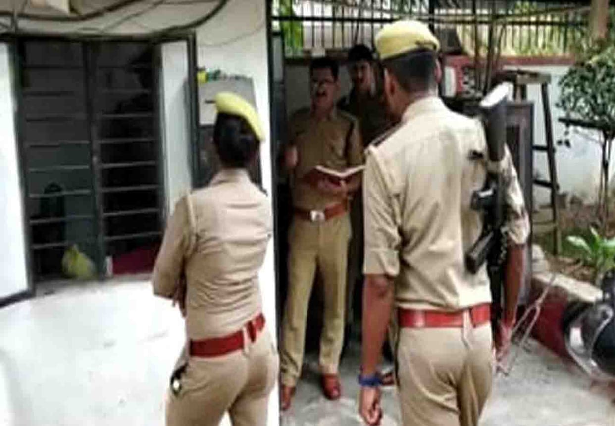 doctors wife make hostage and looted in kanpur
