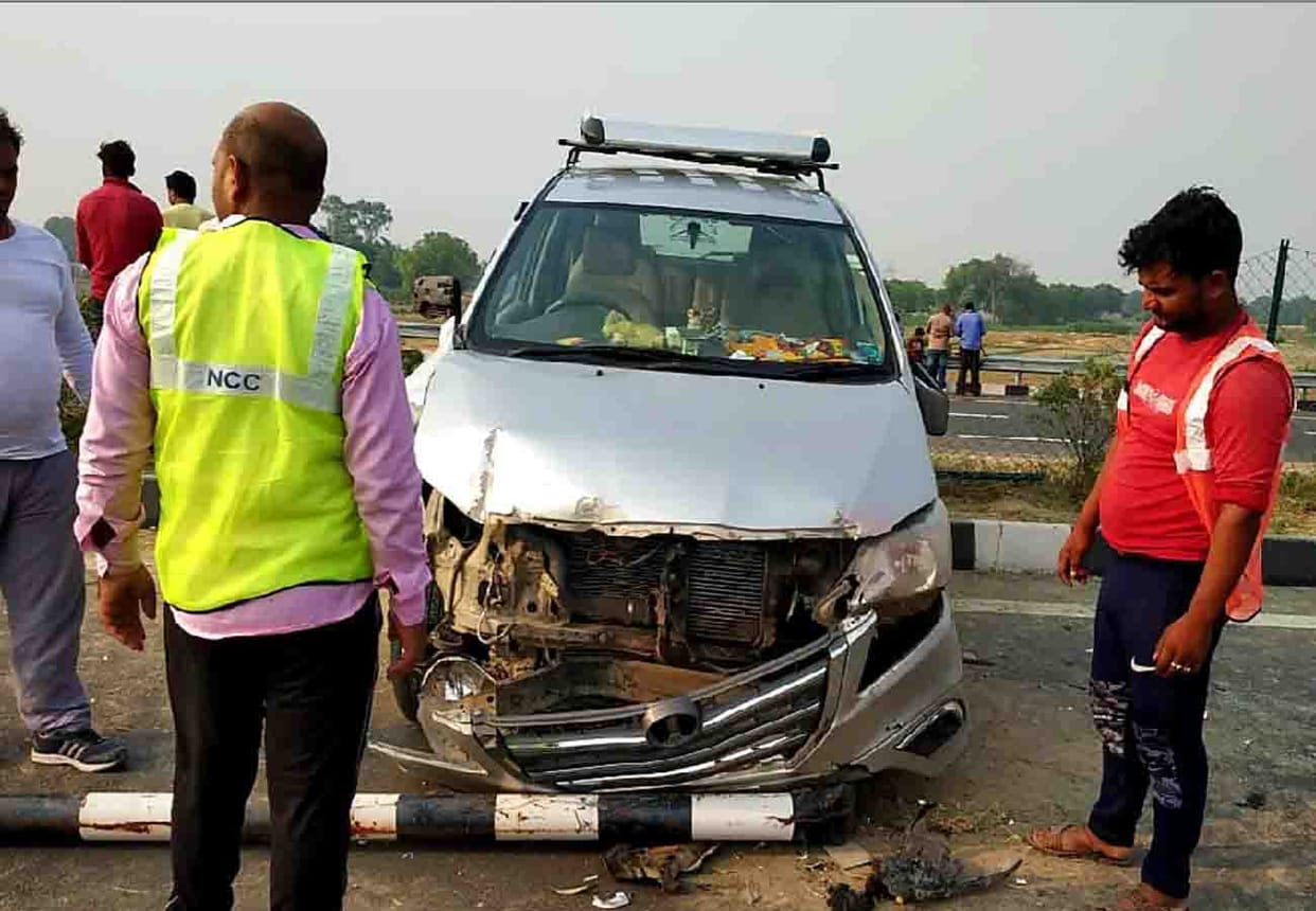 road accident on Agra Lucknow expressway six people injured