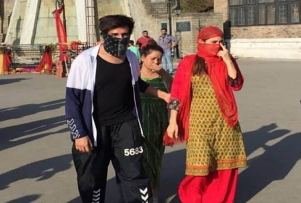 Sara Ali Khan Kartik Aaryan spotted in Shimla with covered face fans clicked selfie