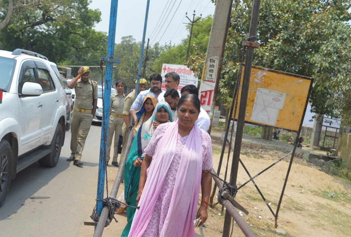 Samajwadi Party leader Omwati Yadav Lost thier seat of district panchayat in hathras