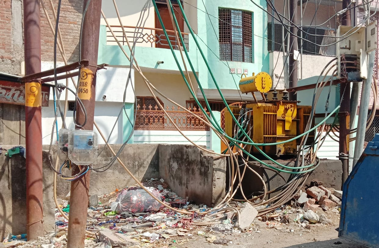 khule me rakhe transformer de rhe hadse ko dawat