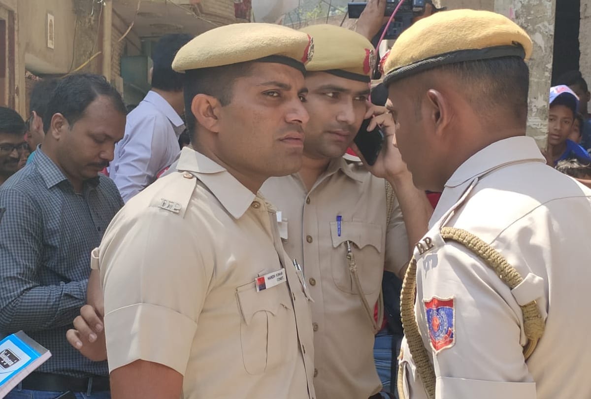 Delhi man murder wife and 3 kids in Mehrauli by sliting throat arrested leave two notes all updates