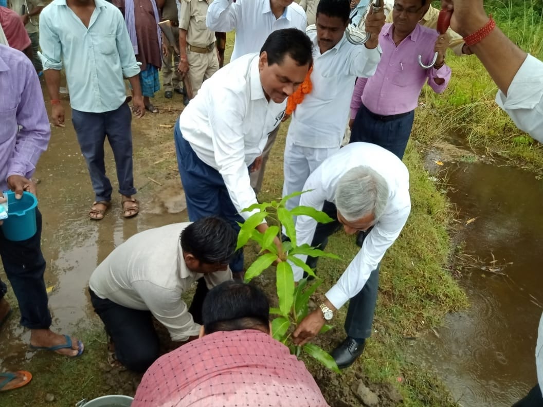 प्रभारी नोडल अफसर ने किया श्रमदान