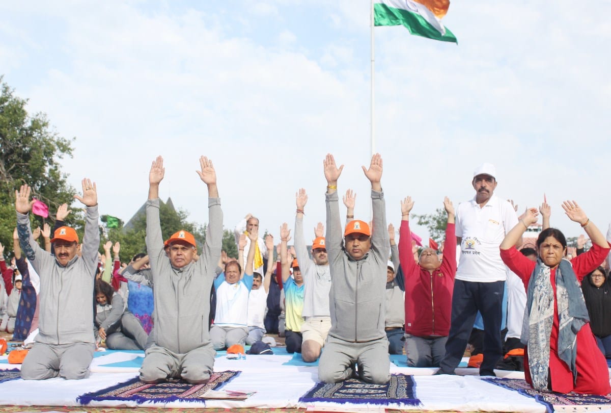 रिज मैदान पर राज्यपाल और मुख्यमंत्री ने किए योग आसन