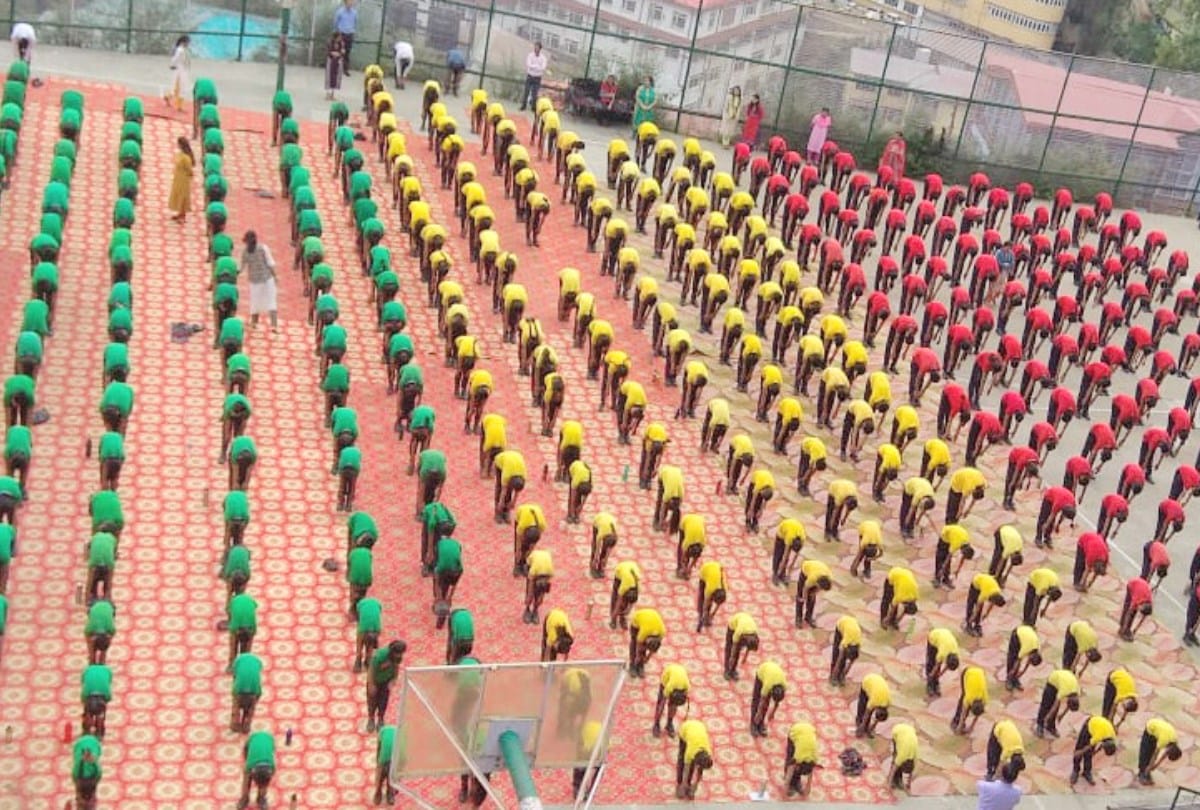 शहर के स्कूलों और कॉलेजों में विद्यार्थियों ने किए योग आसन