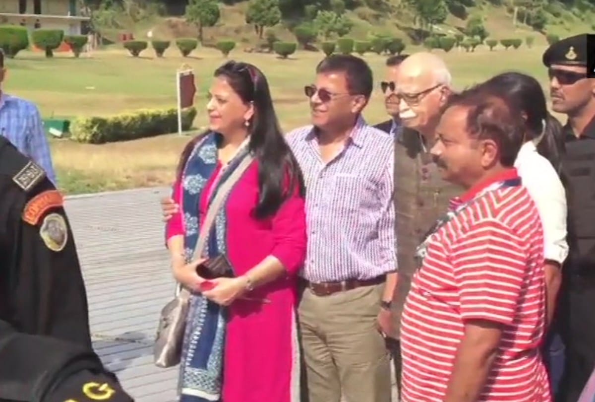 Himachal Pradesh LK Advani with daughter arrive in Shimla