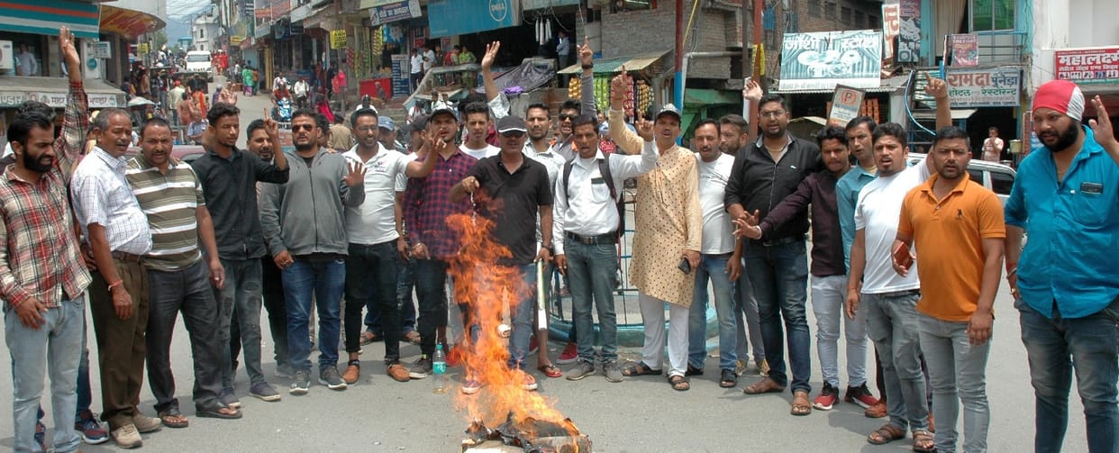 Blow the effigy of Chief Minister for the loss of health services