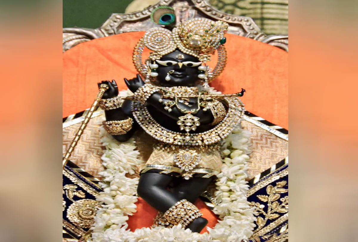 artist performs odyssey Dance in radharaman temple vrindavan