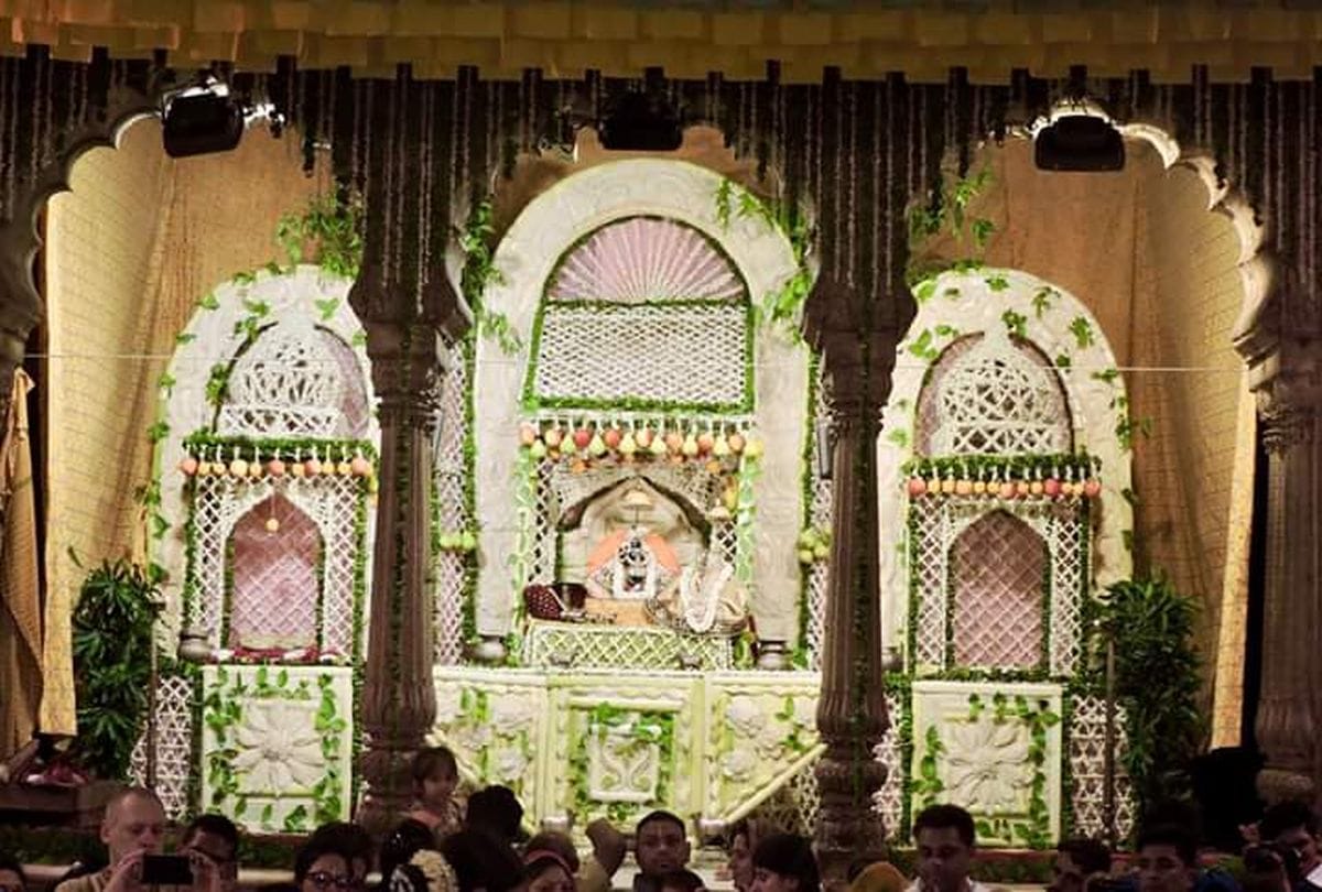 artist performs odyssey Dance in radharaman temple vrindavan