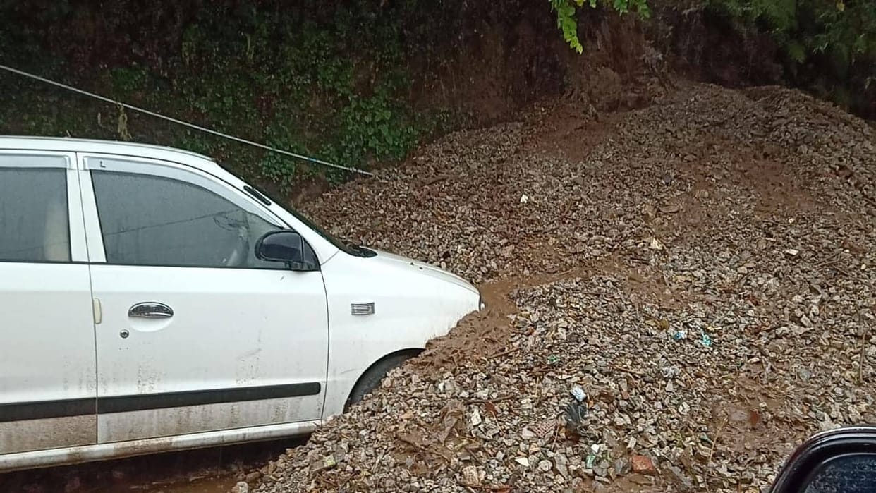 rain in dehradun and debris fell on car at mussoorie