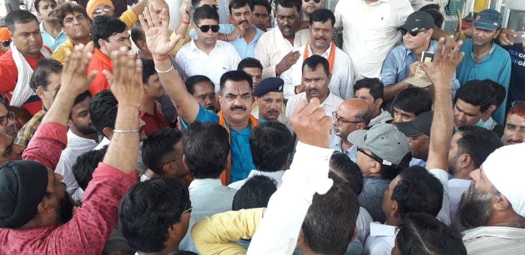 bjp mla rajkumar thukral reached toll plaza with rush Supporters Break Barrier