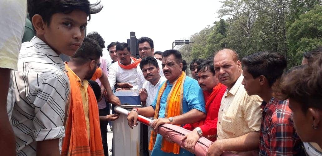bjp mla rajkumar thukral reached toll plaza with rush Supporters Break Barrier