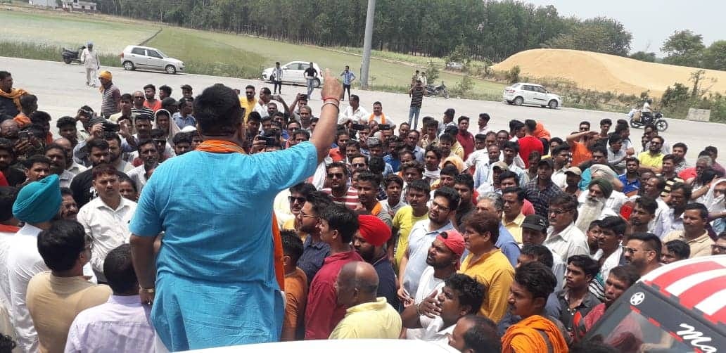 bjp mla rajkumar thukral reached toll plaza with rush Supporters Break Barrier