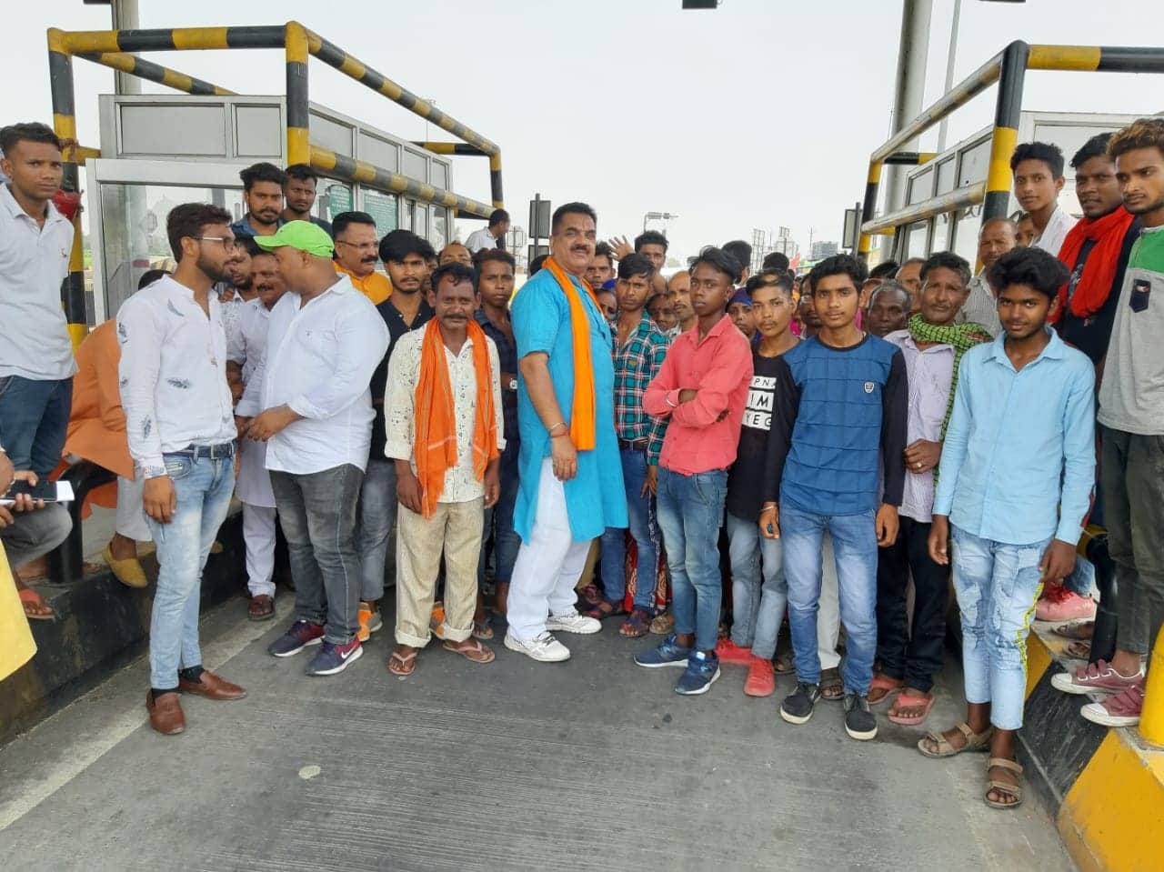 bjp mla rajkumar thukral reached toll plaza with rush Supporters Break Barrier