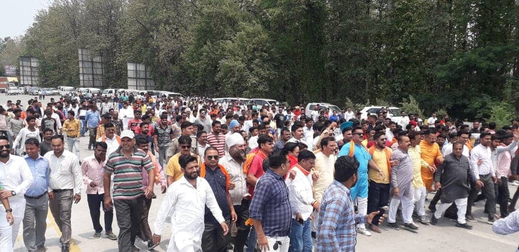 bjp mla rajkumar thukral reached toll plaza with rush Supporters Break Barrier