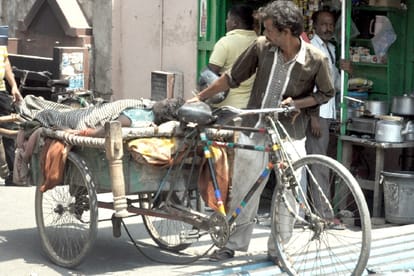 man rushed his sick wife on a riksha to admit in CHC in shamli up