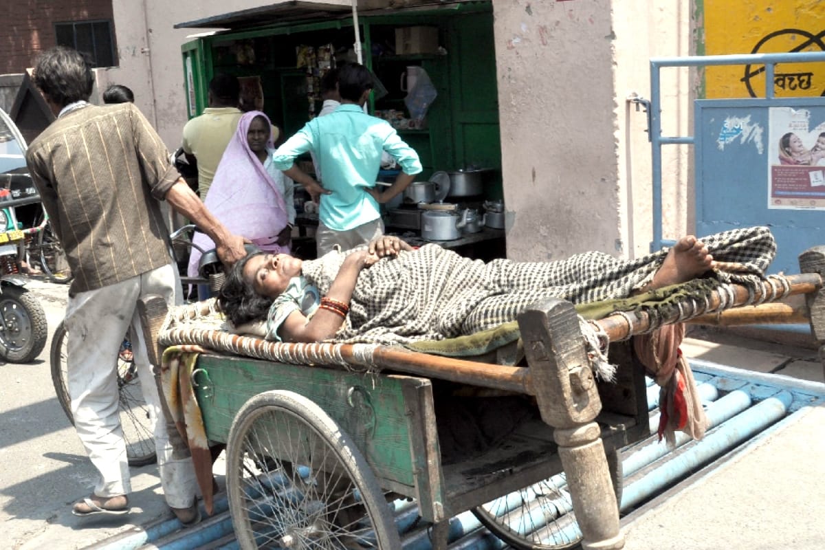 man rushed his sick wife on a riksha to admit in CHC in shamli up