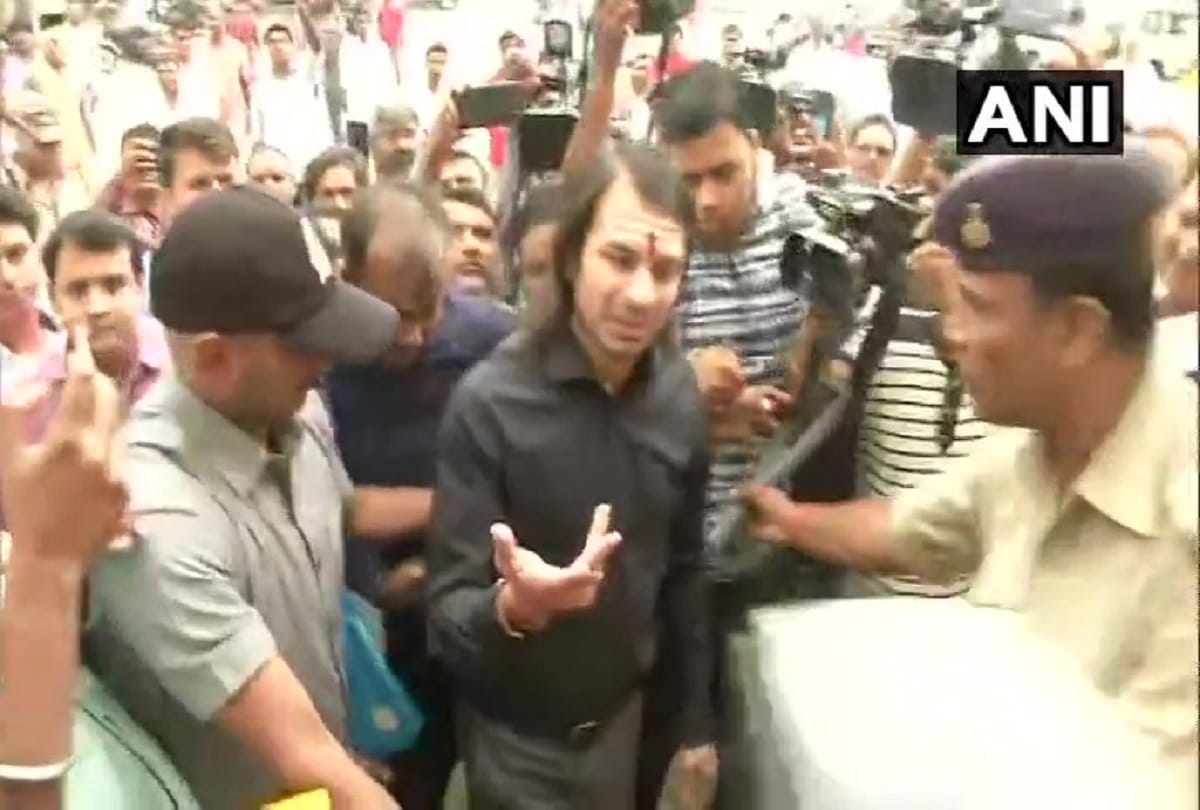 Jharkhand: Tej Pratap Yadav reached RIMS, Ranchi to meet his father Lalu Prasad Yadav