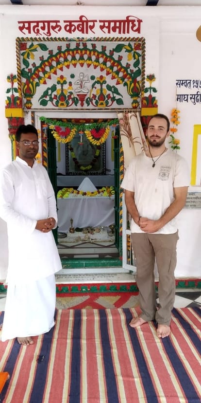 जर्मनी के पर्यटक ने कबीरचौरा में माथा टेका