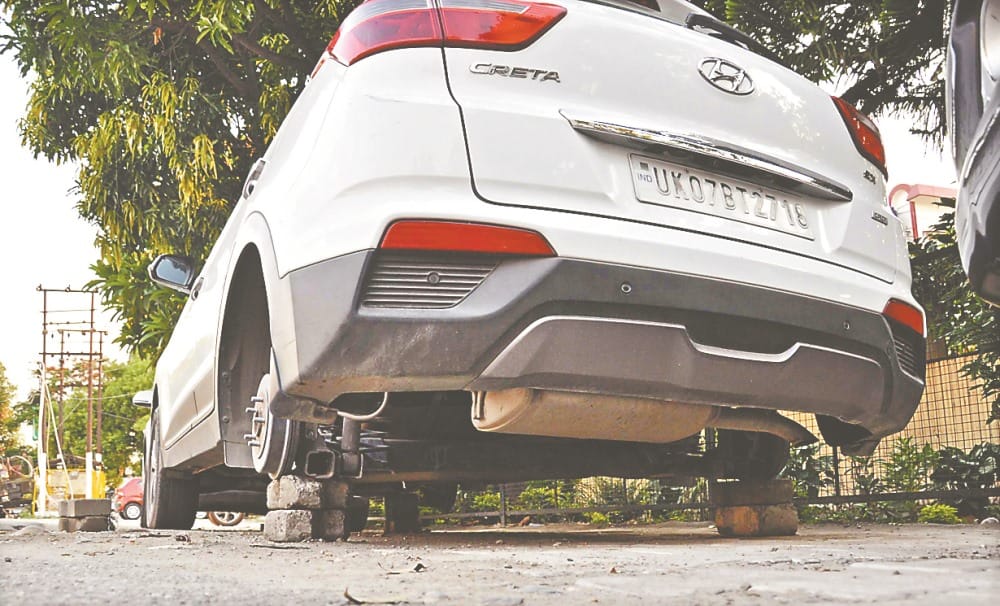 car park outside house tire theft in dehradun