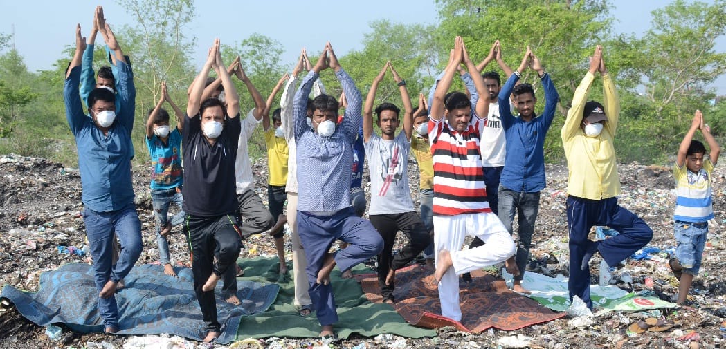 इंदिरानगर वालों ने किया कूड़े के ढेर पर योग