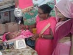 आंगनबड़ी केंद्र में नवजात बच्चे की तौल करतीं आंगनबाड़ी कार्यकर्ता।